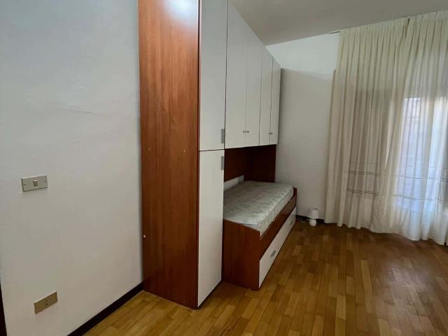 Room in Via Fiume, Sondrio for 90 m² with 2 bedrooms