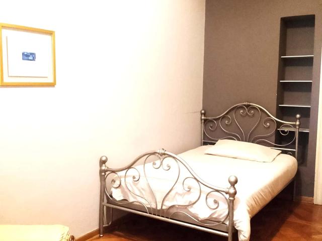 Room in Via Guido Brunner, Trieste for 160 m² with 5 bedrooms