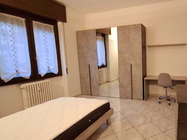 Room in Via S. Denis, Sesto San Giovanni for 80 m² with 2 bedrooms