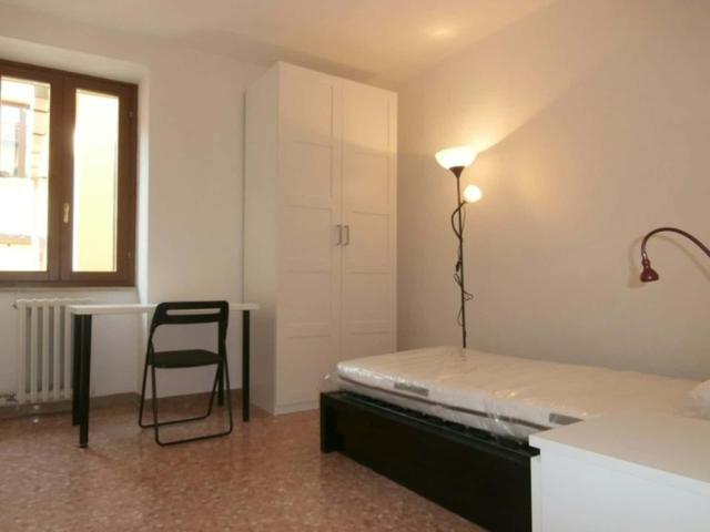 Room in Via Santa Chiara, Verona for 61 m² with 3 bedrooms