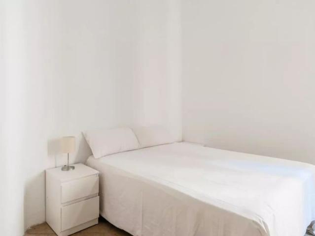 Room in 10 bedroom apartment in L'Esquerra de l'Eixample, Barcelona