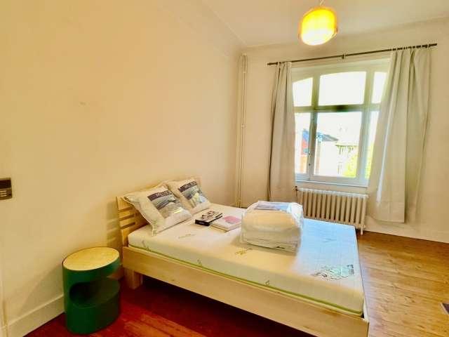Room in 12 bedroom flat for rent in Globe, Brussels