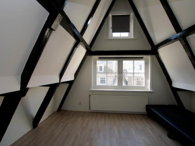 Room in 2 bedr apt, between central station & dam