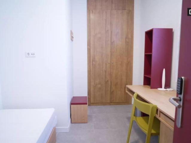Room in 2 bedroom apartment in Cartuja Half board included