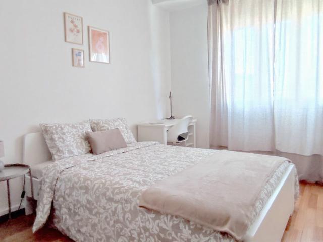 Room in 3 Bedroom Apartment in Porto Center