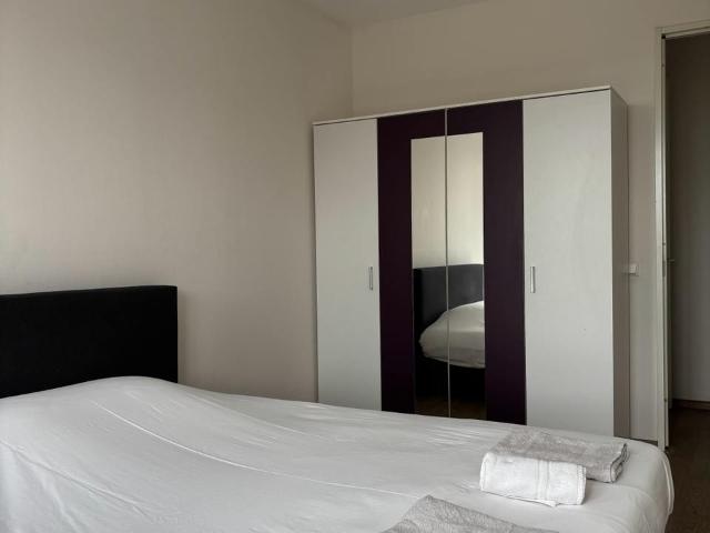 Room in 3 bedroom apartment