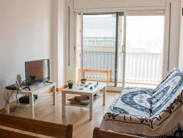 Room in 3 bedroom apartment in Sant Martí ONLY WOMEN