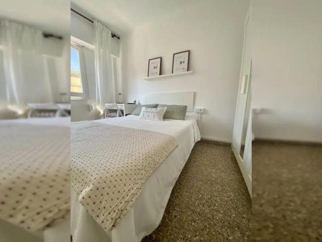 Room in 4 Bedroom Apartment in Avenida Malvarrosa, Valencia