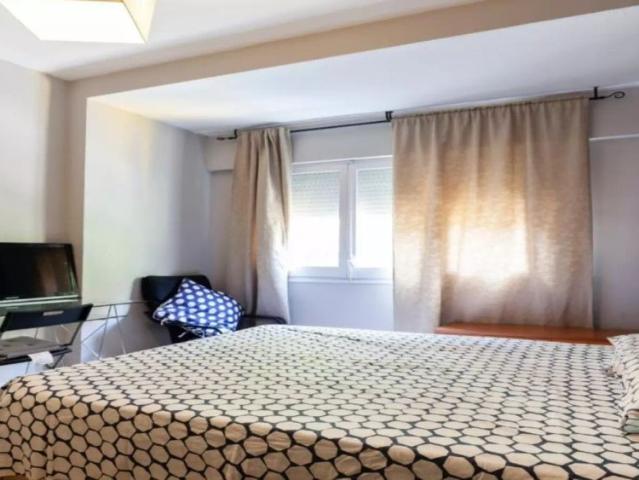 Room in 4 bedroom apartment in Eixample Dreta