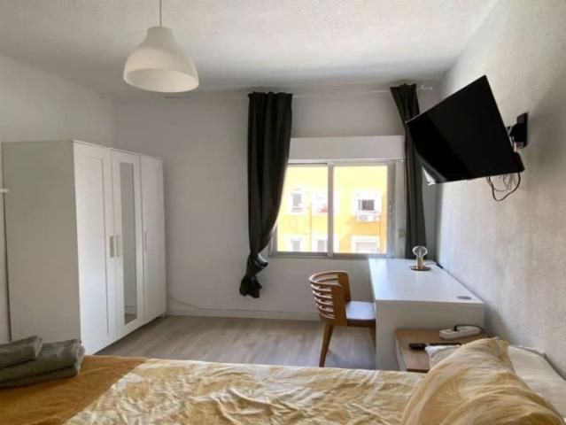 Room in 4 bedroom apartment in Madrid