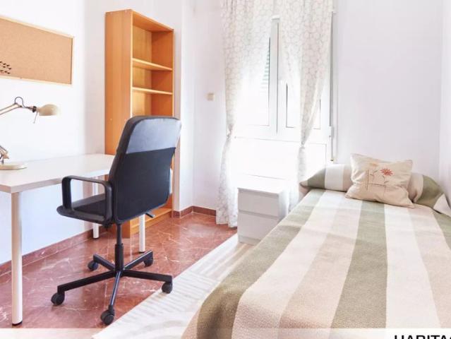 Room in 4 bedroom apartment in Seville
