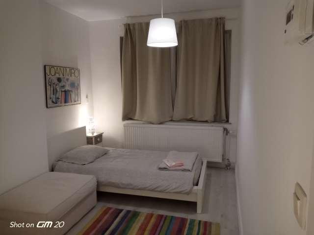 Room in 5 bedroom flat for rent in Flagey Malibran