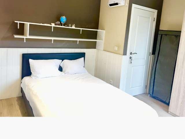 Room in 7 bedroom apartment in Roodebeek, Brussels