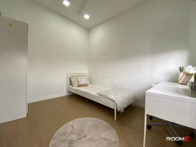 Room Rent Near LRT Room Rent At Townhouse Style Condo !