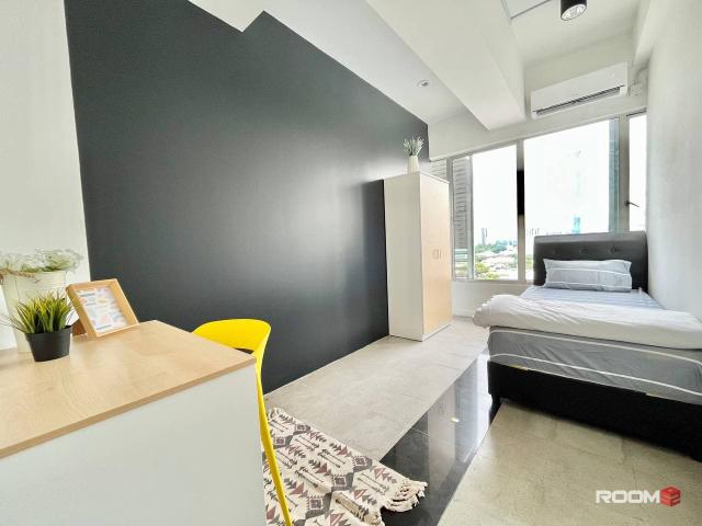 Room Rent Near LRT Room Rent At Townhouse Style Condo ! Near Metro Mall