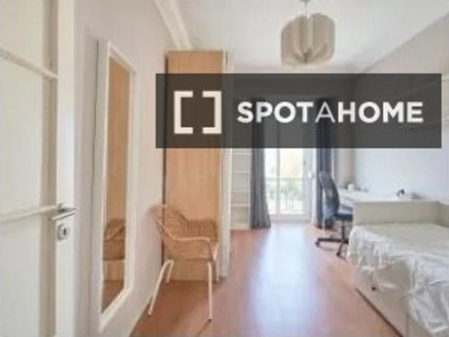 Quarto disponível para alugar em apartamento compartilhado com 6 quartos em Lisboa