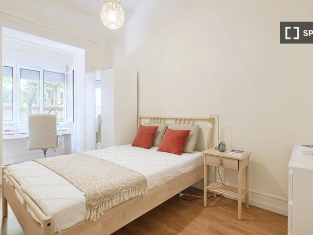 Quarto disponível para alugar em apartamento compartilhado com 6 quartos em Lisboa