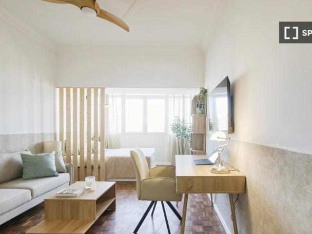 Quarto disponível para alugar em apartamento compartilhado com 9 quartos, Lisboa