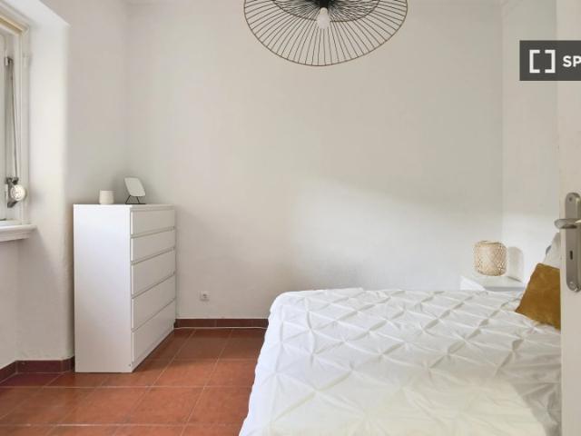 Quarto em apartamento partilhado de 4 quartos para alugar em Lisboa