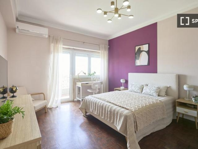 Quarto disponível em apartamento de 4 quartos em Lisboa