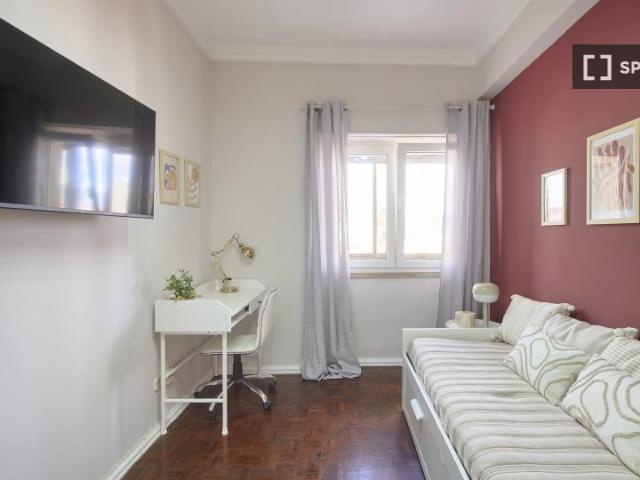 Quarto disponível em apartamento de 4 quartos em Lisboa