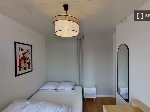 Chambre à louer dans un appartement de 12 chambres à Champs sur Marne