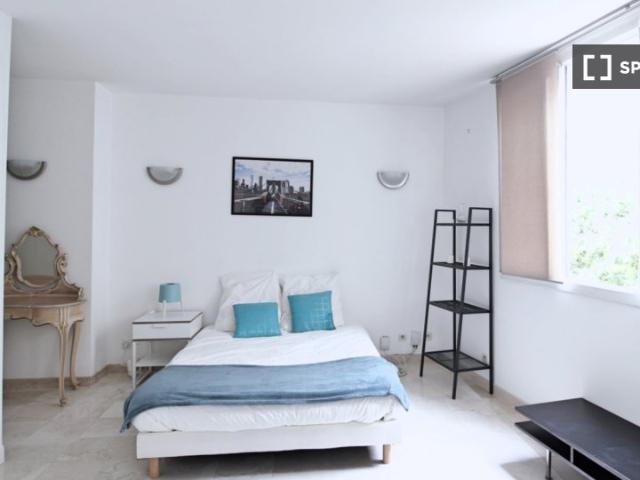 room_shared paris