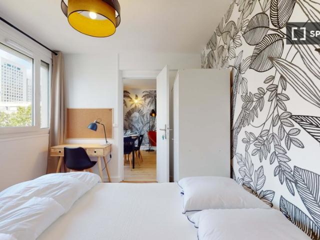 Chambre dans un appartement partagé de 8 chambres à Puteaux