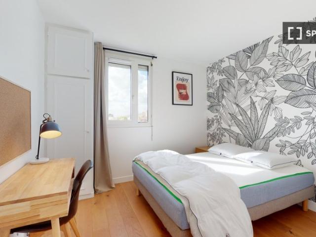 Chambre dans un appartement partagé de 8 chambres à Puteaux