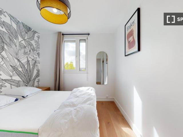 Chambre dans un appartement partagé de 8 chambres à Puteaux