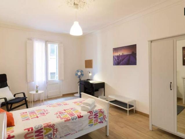 Room to rent in 4 bedroom apartment in Barri Gòtic