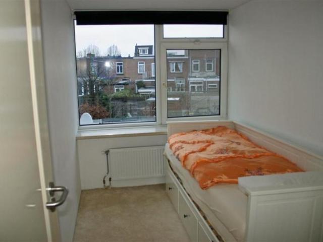 room+ washing bassin, 10 min from centre