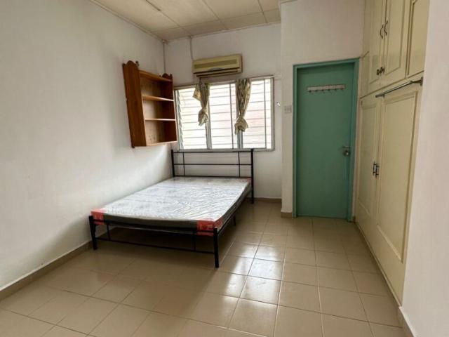 Room with attach Air Cond Rent at Damansara Utama near to Starling mall