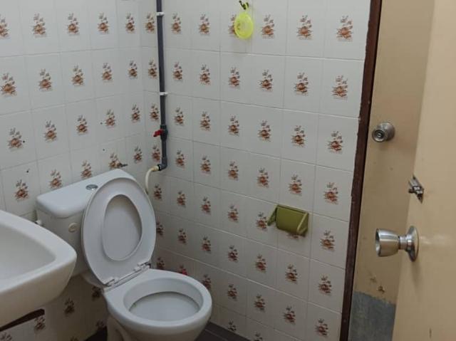 Room with attached bathroom in Tangkak