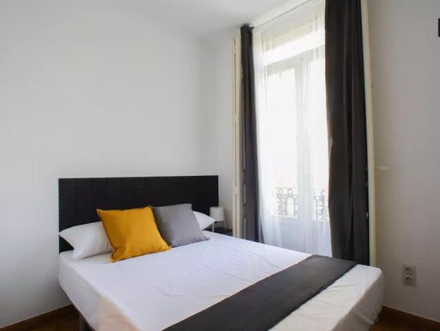 Room with balcony to rent in 5 bedroom apartment in trendy L'Eixample