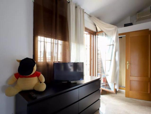 Room with balcony and private bathroom in 3 bedroom apartment in Campanar