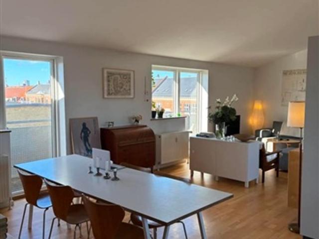 Room with balcony available in top floor apartment at Amager, København S, København