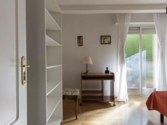 Room with balcony for rent in 3 bedroom apartment in Guindalera