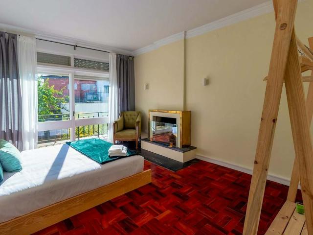 Room with balcony in a 10 bedroom house in Rua de Pedro Hispano, Porto