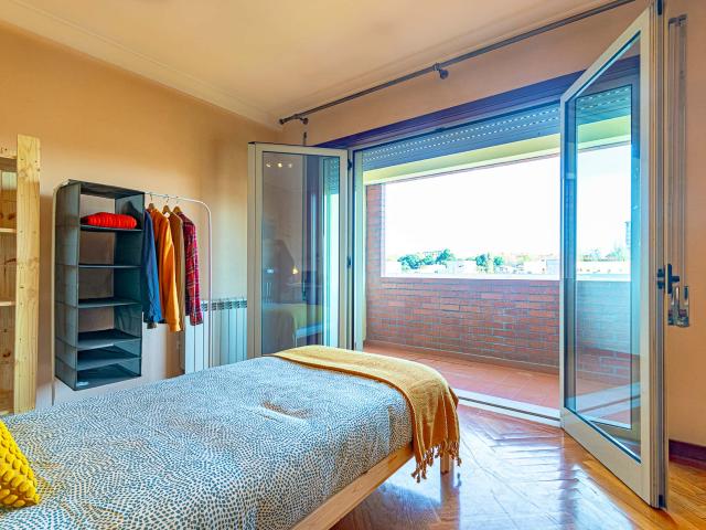 Room with balcony in a 5 bedroom apartment in Rua de São Tomé, Porto Room 2