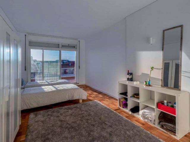 Room with balcony in a 7 bedroom apartment in Rua 5 de Outubro, Porto Room 3