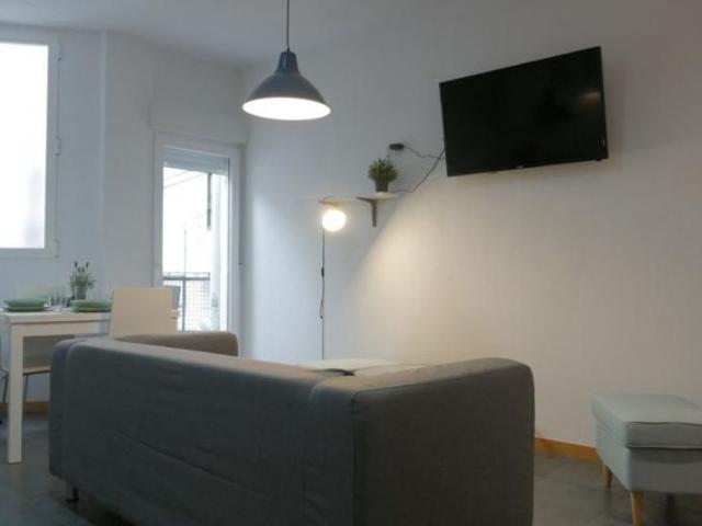 Room with double bed and window in Eixample