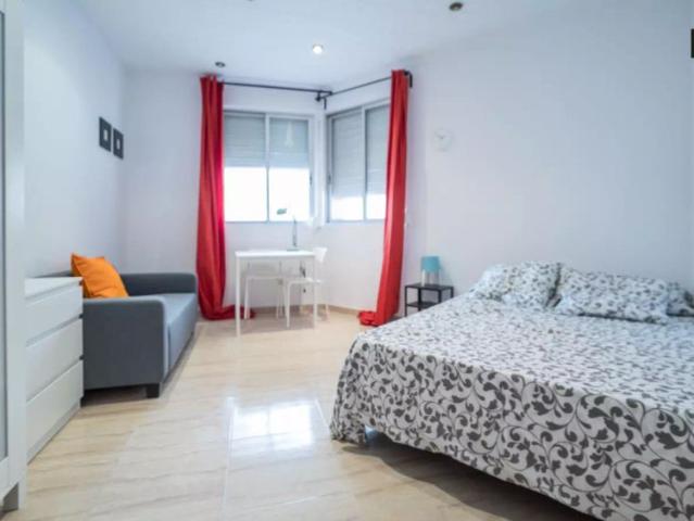 Room with double bed for rent in 5 bedroom apartment in Valencia