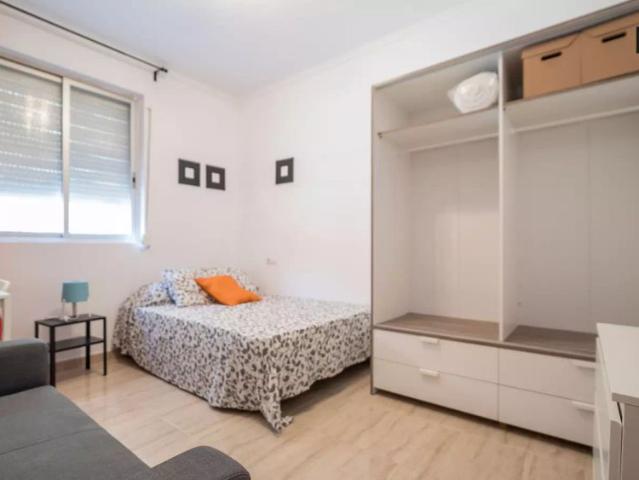 Room with double bed for rent in 5 bedroom apartment in Valencia