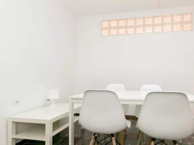 Room with desk and Double bed for rent in 5 bedroom apartment in Ronda