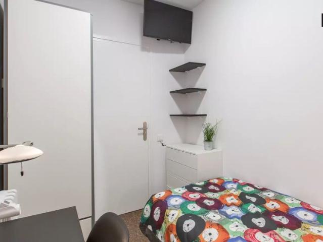 Room with en suite in 4 bedroom apartment in Eixample
