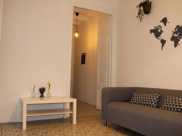 Room with interior window in Ciutat Vella