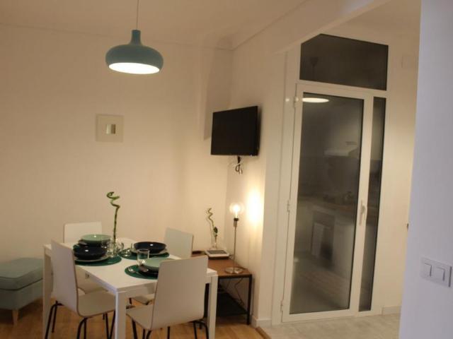 Room with interior window in Sant Pere area