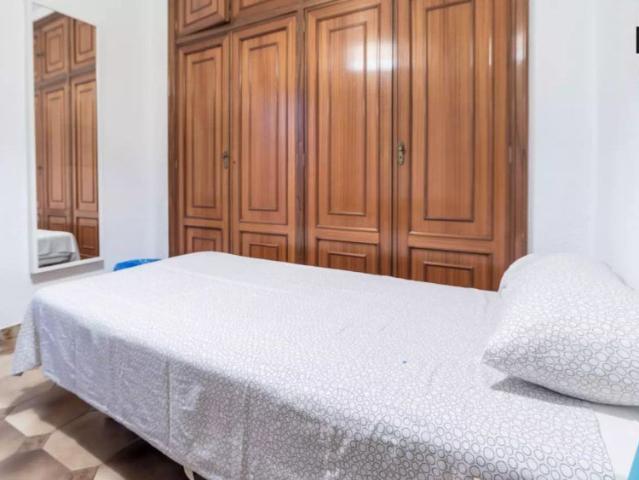 Room with single bed for rent in 6 bedroom apartment