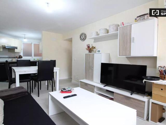 Room with single bed for rent in 3 bedroom apartment in San Blas
